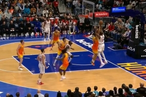 关键球！小贾巴里·史密斯抢断 杜兰特反击急停中投后倒地命中