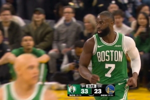 予取予求！杰伦·布朗连续错位单吃得手 帮助球队占据主动