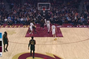 开场不到1分钟！哈登助攻迪恩·韦德追身三分命中 篮网随即喊停