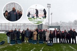 拜仁工作人员清理积雪确保球队正常训练，孔帕尼与他们合影致谢