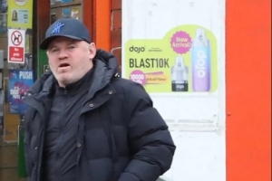 太阳报：鲁尼被拍到在商店买酒，他的妻子买了炸鱼薯条