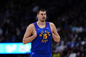 疯狂划水！约基奇半场9中2低效拿到4分9板3助 3次失误