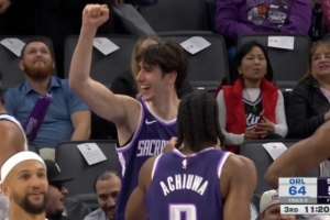 神仙手感！雷诺对抗被顶飞出底线 篮板后失衡超级高抛空心射进2+1