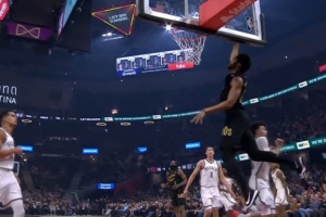 穿针引线！哈登不看人妙传 阿伦篮下接球暴起单臂劈扣