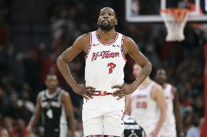 杜兰特：喜欢我们首节后的冷静 对手一度找到节奏但我们顶住了