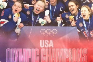 冬奥女子冰球决赛美国队2-1加时绝杀加拿大队，摘得金牌