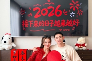 赵继伟妻子晒合照：马年大吉 我们给大家拜年啦