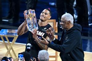 追梦：扣篮大赛真的完了直接取消吧 改成1V1会很刺激！