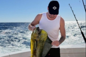 里夫斯能钓到这么大的鱼吗？东契奇：肯定不行呀 那鱼比他都大