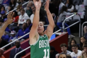 今天是三分大战！本赛季三分出手数：勇士45.1第一 绿军42.4第二