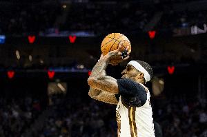 非常拼了！小佩顿8中6得到14分3板2助1断 正负值+15