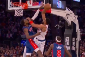 唐斯面对面硬刚惨遭血帽 布伦森在替补席没眼看了