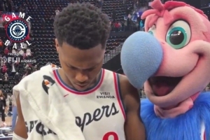 38分生涯之夜！马瑟林赛后将比赛用球签名后直接送给场边球迷