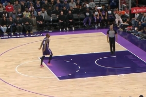 布莱克上篮打进魔术轰出16-0 但抱怨没吹犯规拿球扔裁判吃到技犯