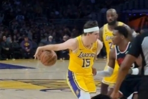 这球太秀了！里夫斯假装背传又把球绕回来 小空间晃过马瑟林上篮