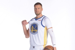 科尔：波津能够拉开场上空间 想象一下库里和他一起在场能怎么秀