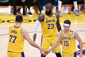 湖媒：东契奇&詹姆斯&小里要找到最佳互补方式 不行就错开出场