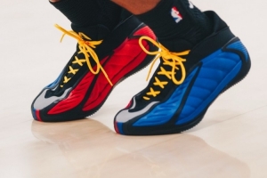 红蓝鸳鸯配色！爱德华兹上脚AE 2堪萨斯大学PE！