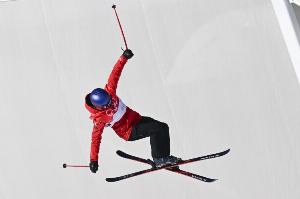 双刃剑！新华网：滑雪比赛为啥非得带手机，刚需与隐患并存