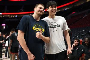 和约基奇聊啥？杨瀚森：说亲他是表示尊重 他让我别紧张&享受比赛