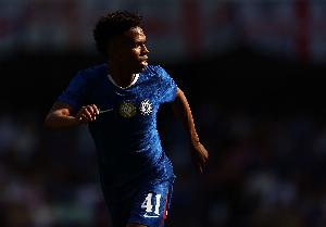 缺战伯恩利，记者：埃斯特旺腿筋感到不适，将进一步接受检查