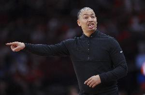 卢：我们多个球员离场但仍在拼尽全力竞争 我们每晚都会死磕到底