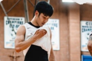 一人拿球队一半分数！张博源EYBL全场21投10中 砍27分5板2助