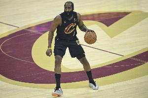 稳健控场！哈登半场7中3贡献9分5助 没有失误