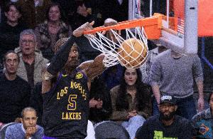 五佳球！詹姆斯快下妙传 艾顿心领神会起飞空接还打2+1