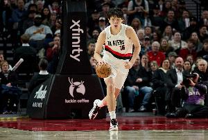 无缘得分！杨瀚森内线卡位被犯规 罕见两罚不中