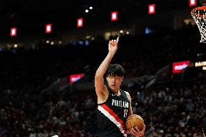 终于进了！杨瀚森前四罚全铁后再次站上罚球线 这次两罚全中