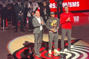 波特兰之王！利拉德赛前举起了自己的第三座三分大赛奖杯