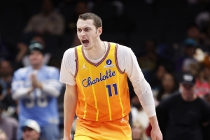 真能抢！卡尔克布伦纳7中5得12分13板9前板 篮板和前板皆生涯纪录