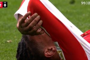 奥利塞倒地捂着左膝，队医检查后并无大碍，随后继续比赛