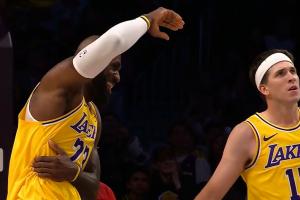 很痛啊！新秀尼德豪泽卡位暗肘詹姆斯肋下 裁判回看吹一记恶犯