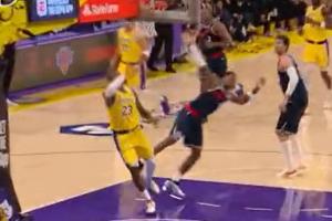 詹姆斯篮下接斯玛特长传正要起飞 被马瑟林造了个进攻犯规