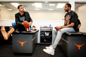 名宿探班！阿尔德里奇昨日造访马刺更衣室 晒出与文班同框照