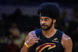 摧枯拉朽！米切尔送妙传 阿伦腾空暴起单臂炸裂劈扣