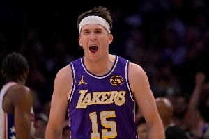 弹无虚发！里夫斯上半场6中6得到14分1板2助