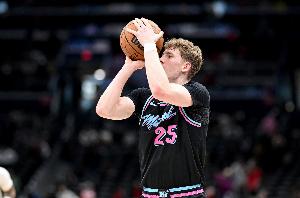 阿德巴约：亚库乔尼斯一直在边打边学 这小子真的能打