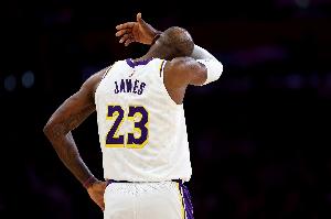 热身后才决定打！雷迪克：詹姆斯赛前不仅膝盖酸痛 还有偏头疼