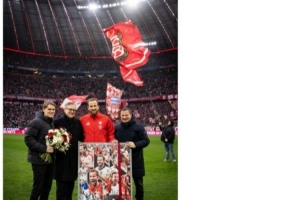 拜仁官方晒凯恩与球队高层赛前合影，纪念其达成生涯500球