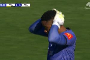 不是哥们？澳超门将逆天离谱失误送礼 对手“800米”外解围变进球