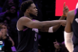 霸道！爱德华兹硬解突破强行高抛挑篮得分 指指点点庆祝