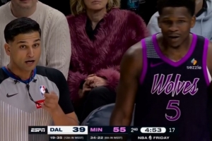 年度十佳没了~爱德华兹死亡隔扣加福德扣飞了 向裁判抱怨犯规了