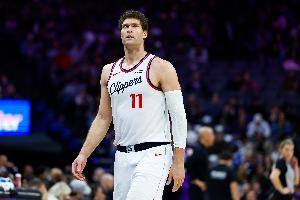 尽力了！大洛佩斯12中7得16分10板 防守很拼有2抢断3盖帽