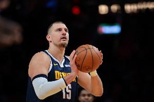 昨天输得憋屈！约基奇首节杀疯了 12中7&三分4中3怒砍19分2断！