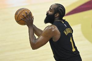 解渴！哈登借掩护三分命中 帮助骑士占据场上主动