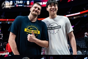 掘金官方晒约基奇和杨瀚森合影：我们期待已久的会面终于到来