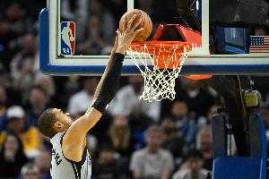 往二楼扔就行！文班亚马篮下接球无视防守直接空接暴扣